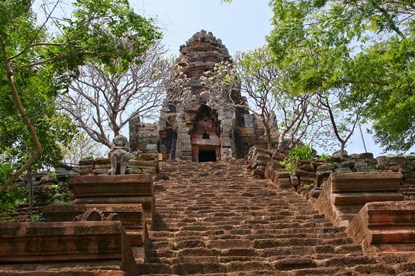 attraction-Introduction to Battambang Banan Temple.jpg